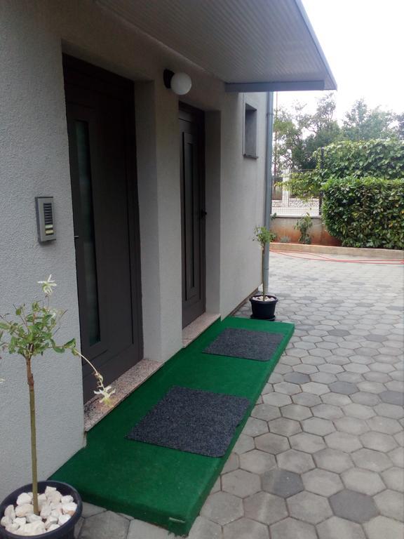 Apartments Ella ชิเบนิก ภายนอก รูปภาพ